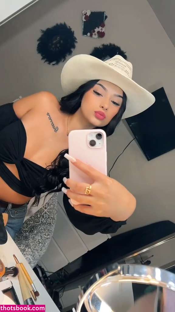 Leslie Emma Photo #6