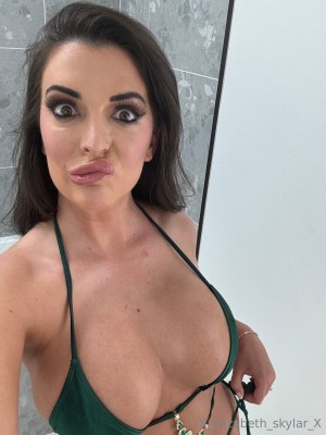 Elizabeth Skylar Photo #25