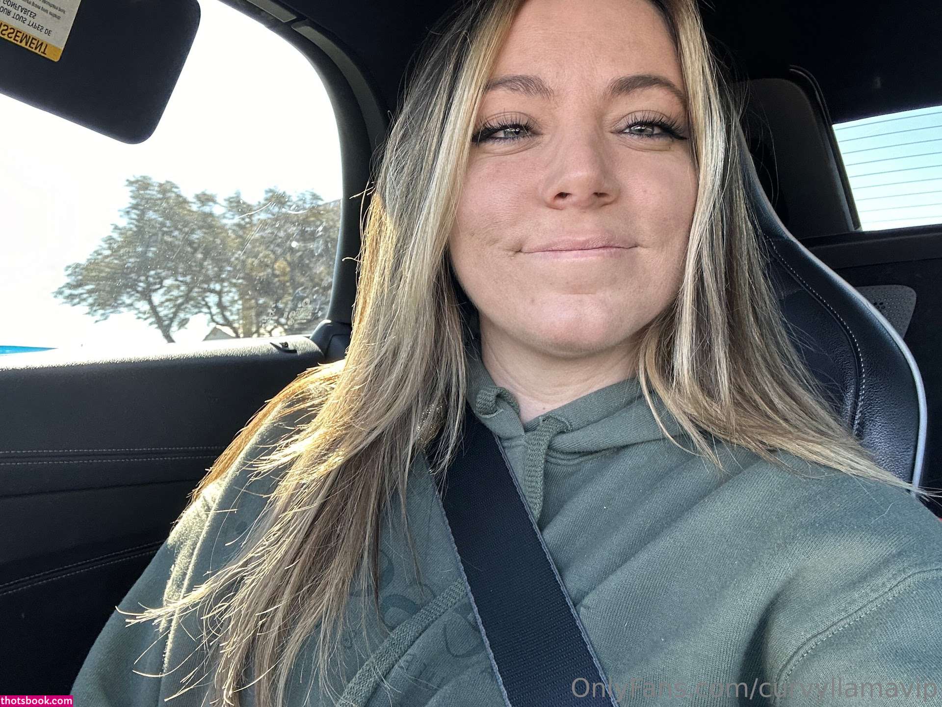 Curvyllama Photo #68