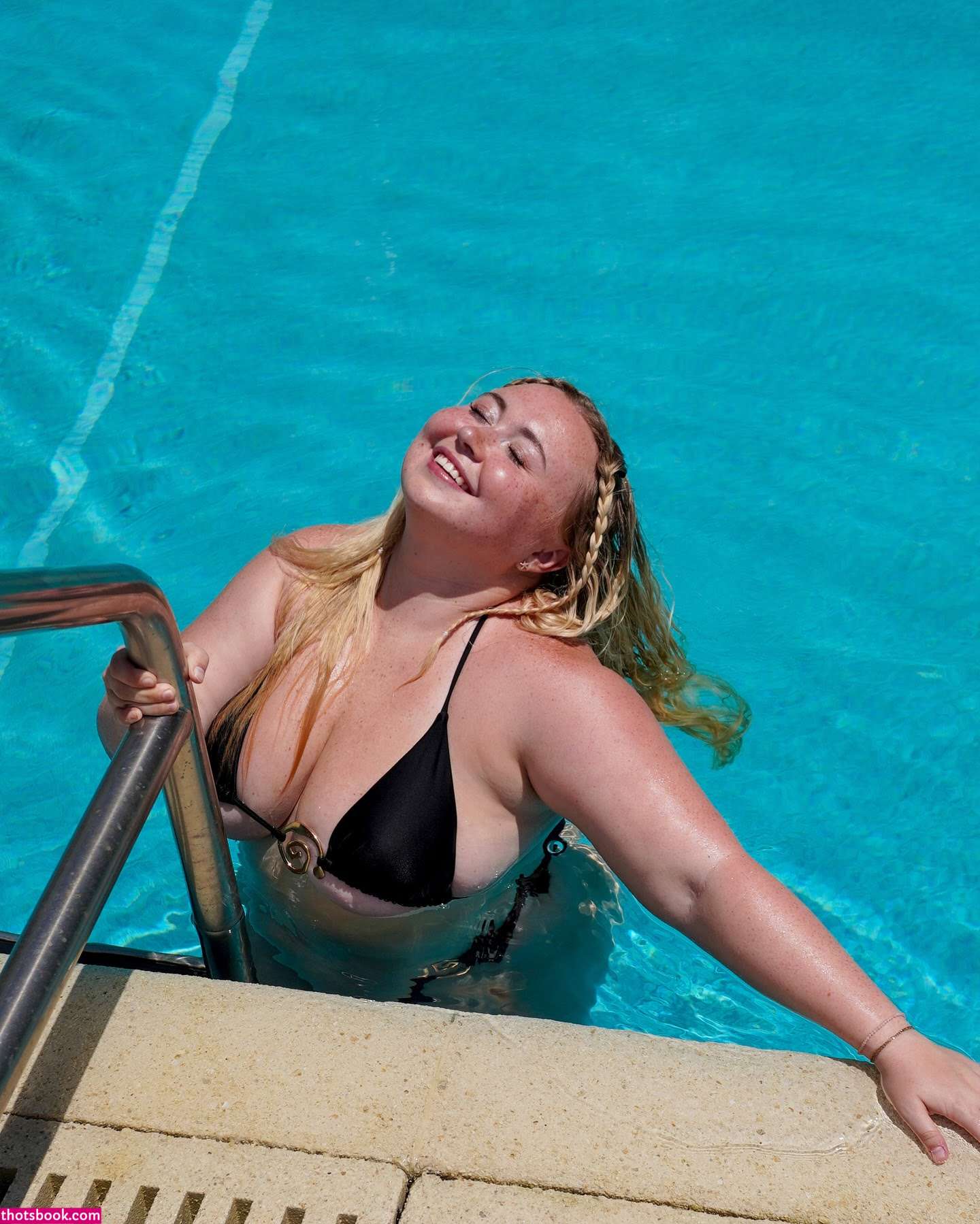 Niki Peacock Photo #19