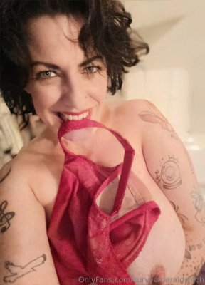 curvyemeraldwitch Photo #28