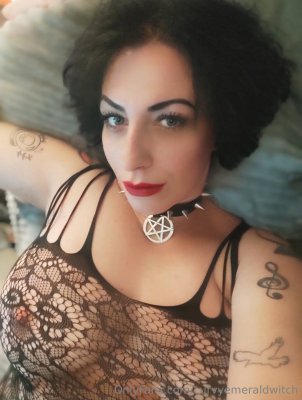 curvyemeraldwitch Photo #27