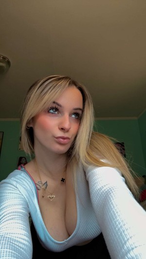 Kaitlyn Krems Photo #28