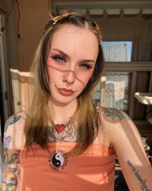 Tellmemore666 Photo #7