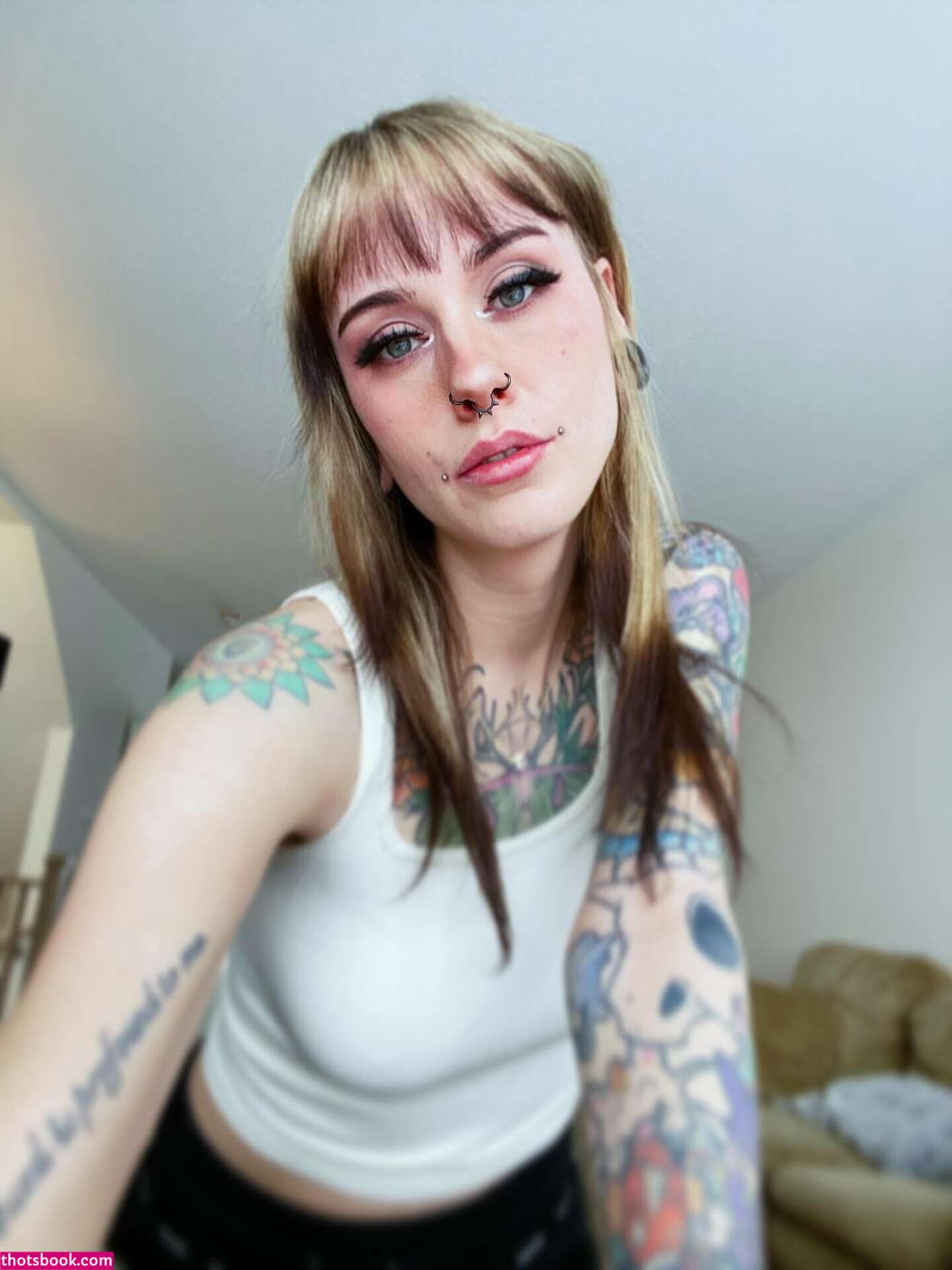 Tellmemore666 Photo #11