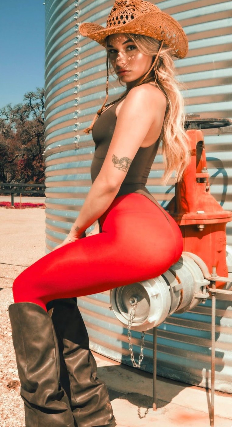 Tessalee Photo #60