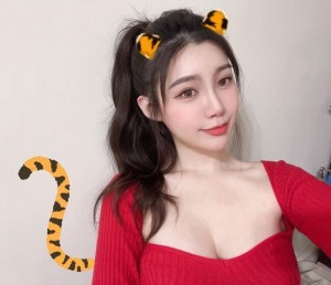 Chloe Lin Photo #12