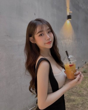 Chloe Lin Photo #19