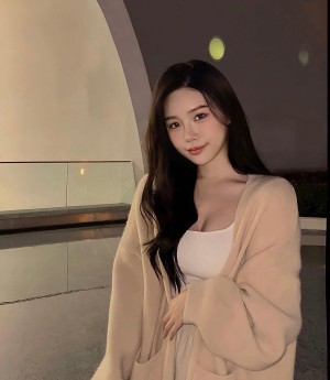 Chloe Lin Photo #28