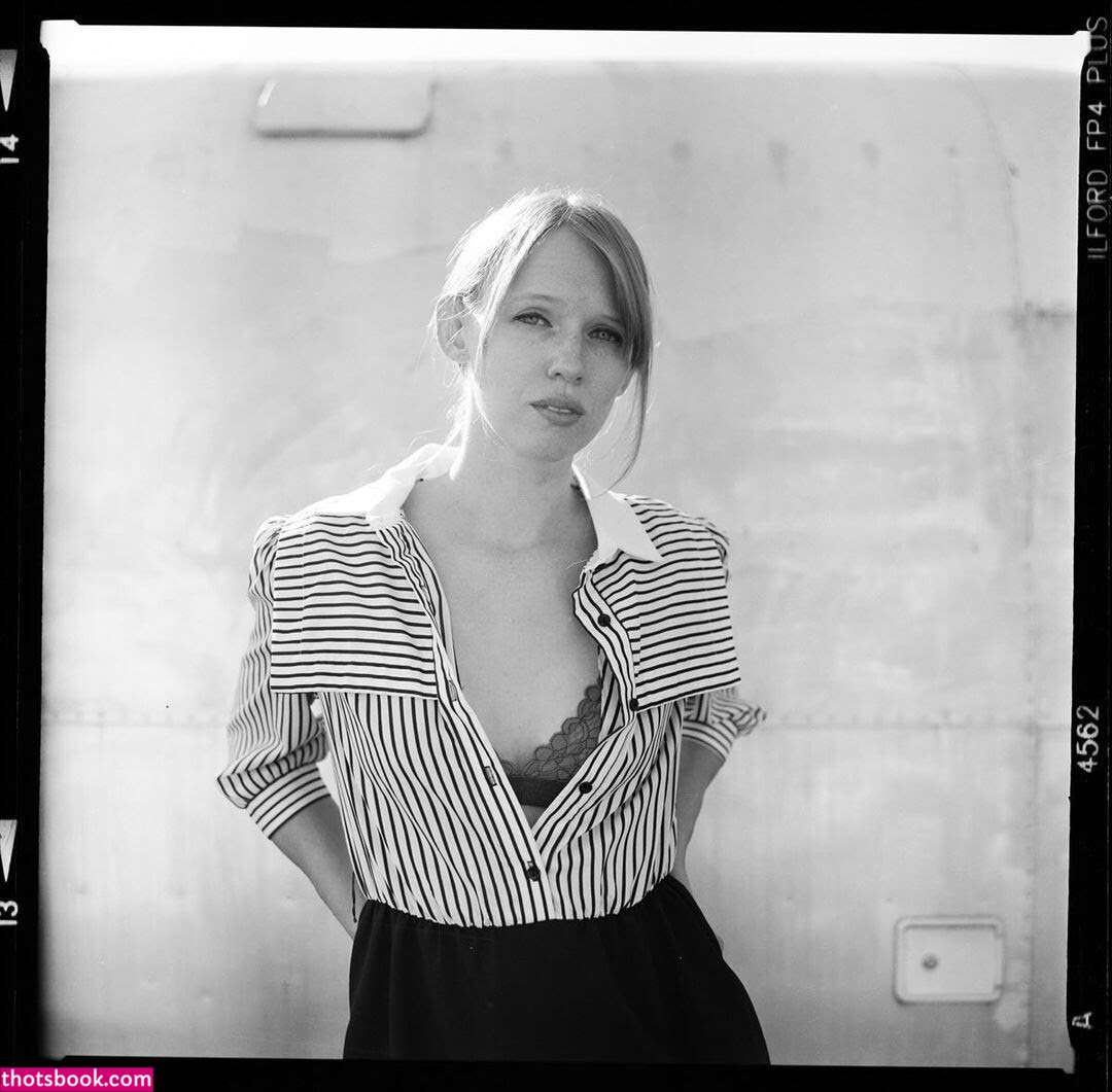 lady long limbs Nude Leaks OnlyFans Photos #4 1447572