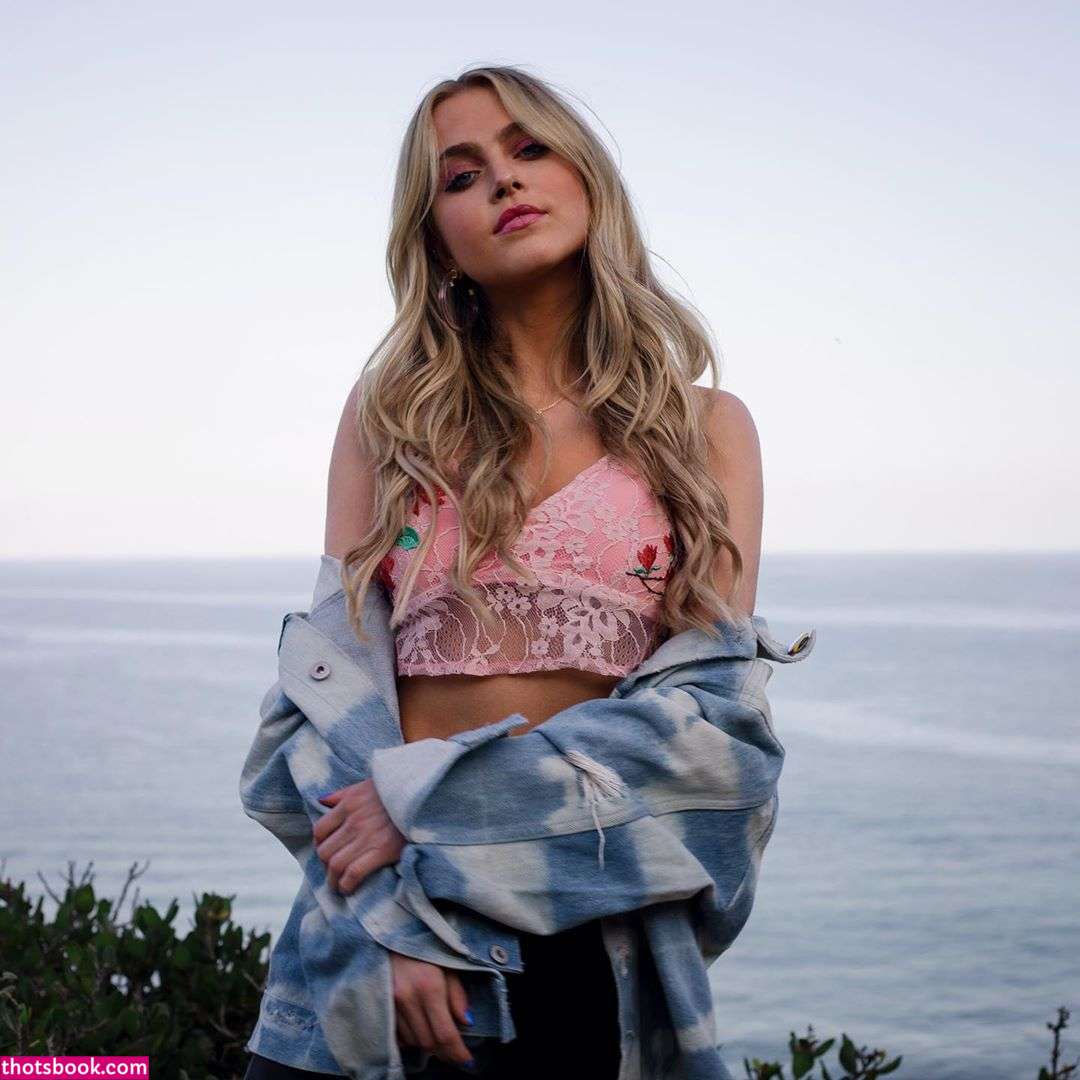 Anne Winters Nude Photos #12 615738