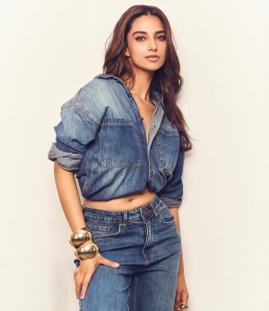 Meenakshi Chaudhary Nude Leaks OnlyFans Photos #5